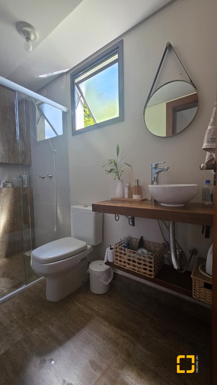 Casa com 236m², 3 quartos (sendo 1 suíte), 2 garagens, no bairro Coqueiros em Florianópolis