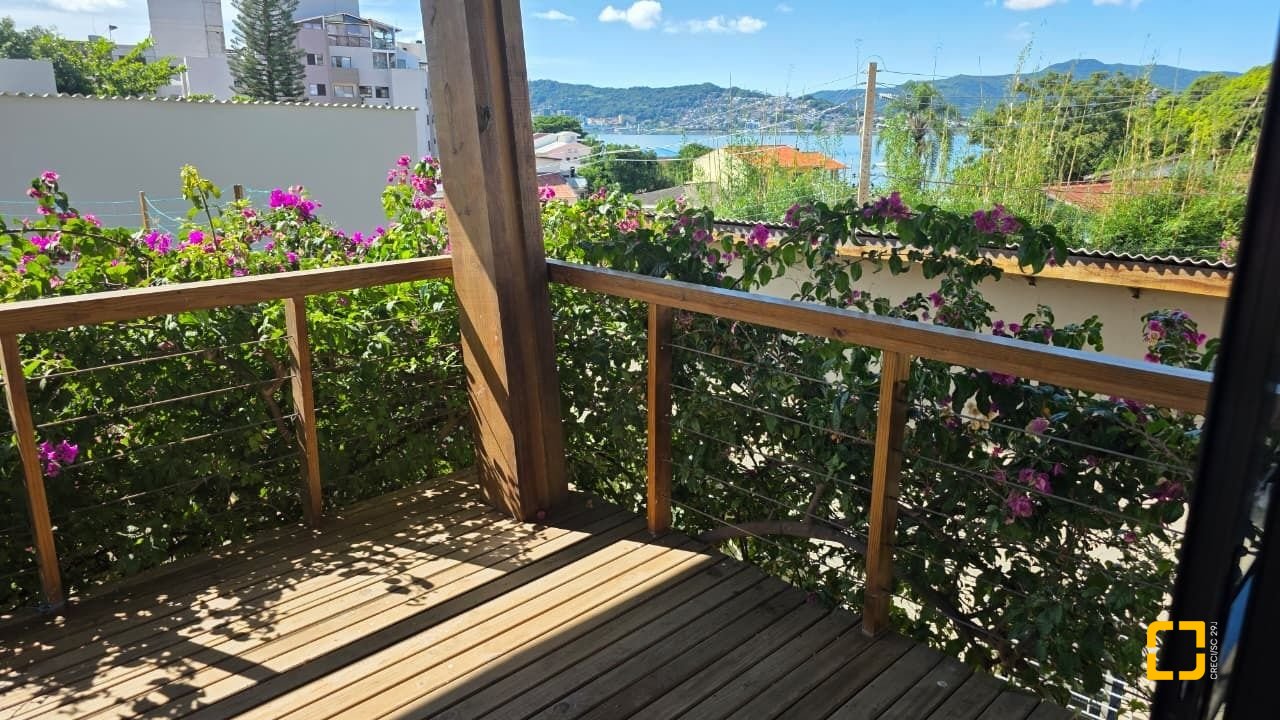 Casa com 236m², 3 quartos (sendo 1 suíte), 2 garagens, no bairro Coqueiros em Florianópolis