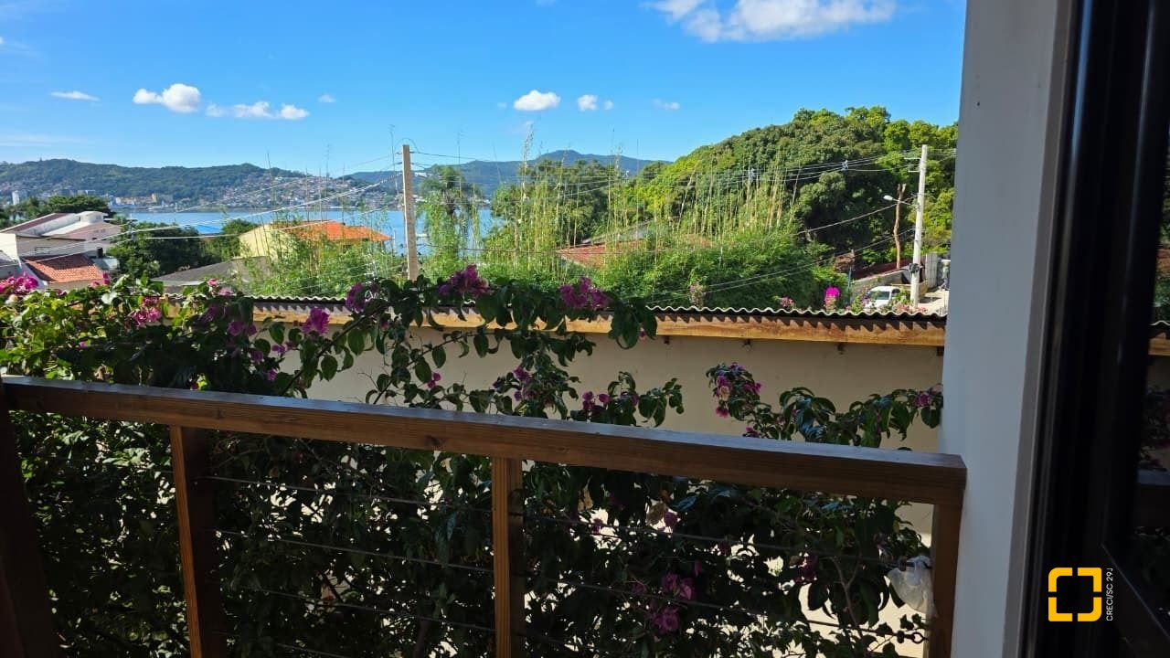 Casa com 236m², 3 quartos (sendo 1 suíte), 2 garagens, no bairro Coqueiros em Florianópolis