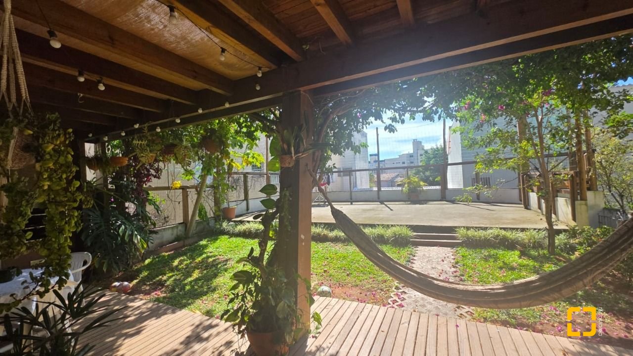 Casa com 236m², 3 quartos (sendo 1 suíte), 2 garagens, no bairro Coqueiros em Florianópolis