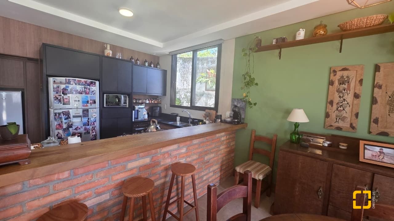 Casa com 236m², 3 quartos (sendo 1 suíte), 2 garagens, no bairro Coqueiros em Florianópolis