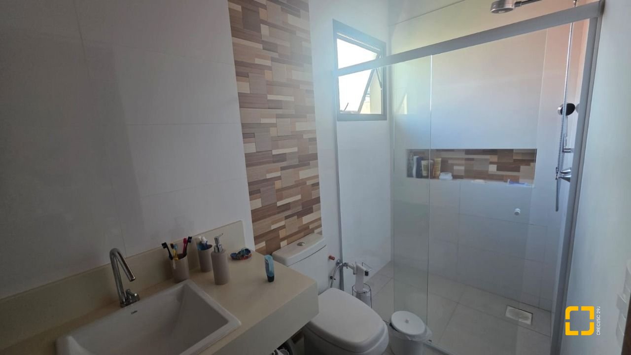 Casa com 236m², 3 quartos (sendo 1 suíte), 2 garagens, no bairro Coqueiros em Florianópolis