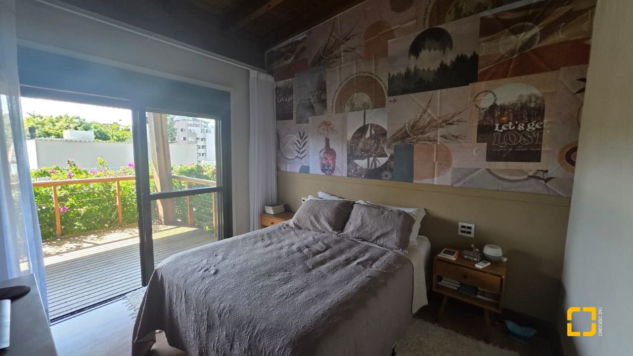 Casa com 236m², 3 quartos (sendo 1 suíte), 2 garagens, no bairro Coqueiros em Florianópolis