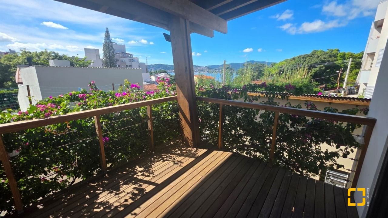 Casa com 236m², 3 quartos (sendo 1 suíte), 2 garagens, no bairro Coqueiros em Florianópolis