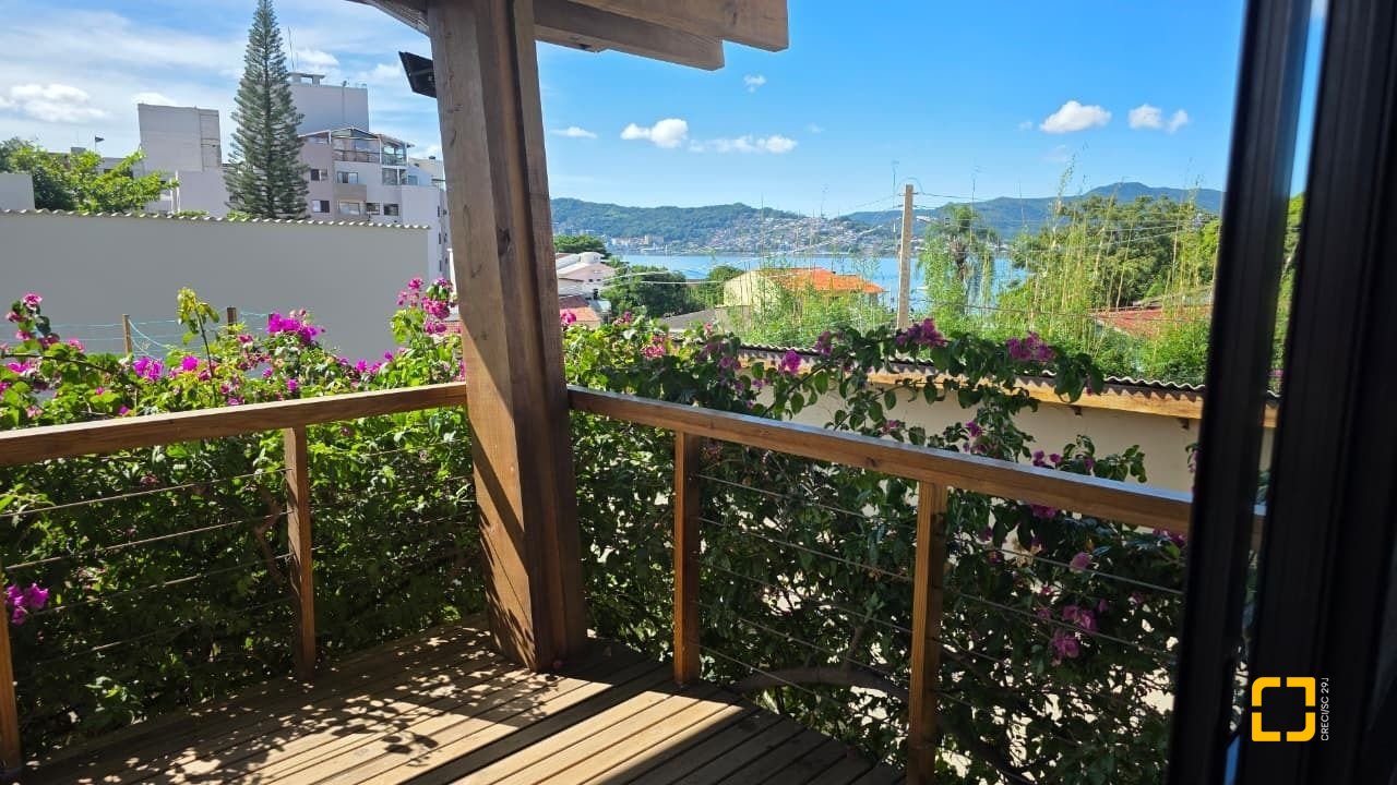 Casa com 236m², 3 quartos (sendo 1 suíte), 2 garagens, no bairro Coqueiros em Florianópolis