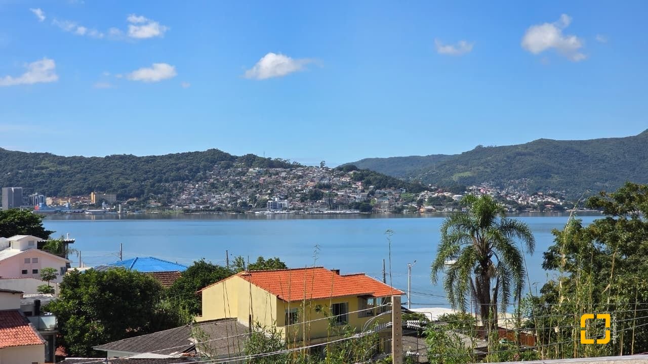 Casa com 236m², 3 quartos (sendo 1 suíte), 2 garagens, no bairro Coqueiros em Florianópolis