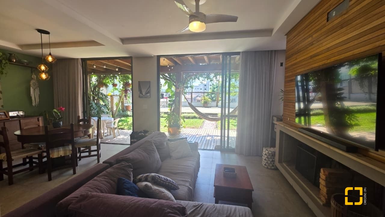Casa com 236m², 3 quartos (sendo 1 suíte), 2 garagens, no bairro Coqueiros em Florianópolis