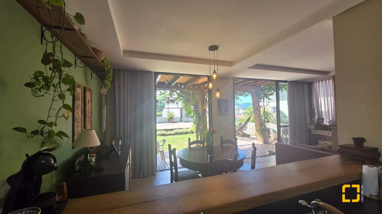 Casa com 236m², 3 quartos (sendo 1 suíte), 2 garagens, no bairro Coqueiros em Florianópolis