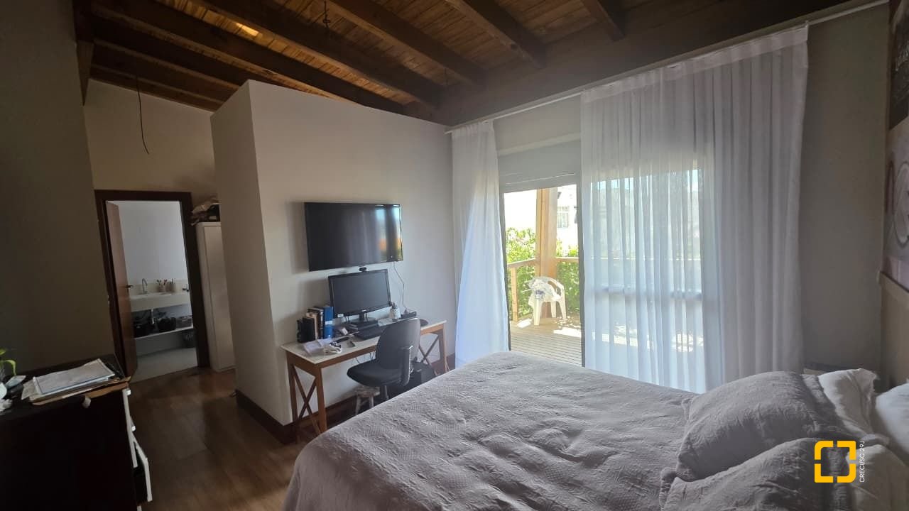 Casa com 236m², 3 quartos (sendo 1 suíte), 2 garagens, no bairro Coqueiros em Florianópolis