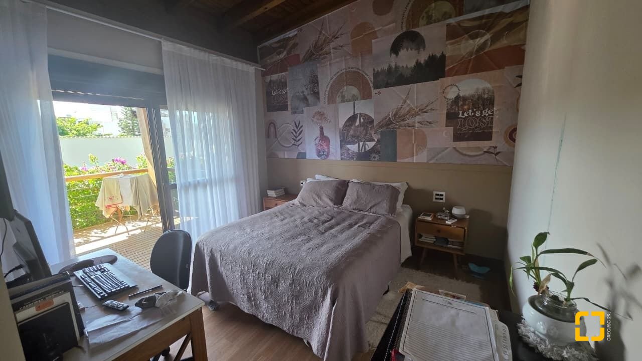 Casa com 236m², 3 quartos (sendo 1 suíte), 2 garagens, no bairro Coqueiros em Florianópolis