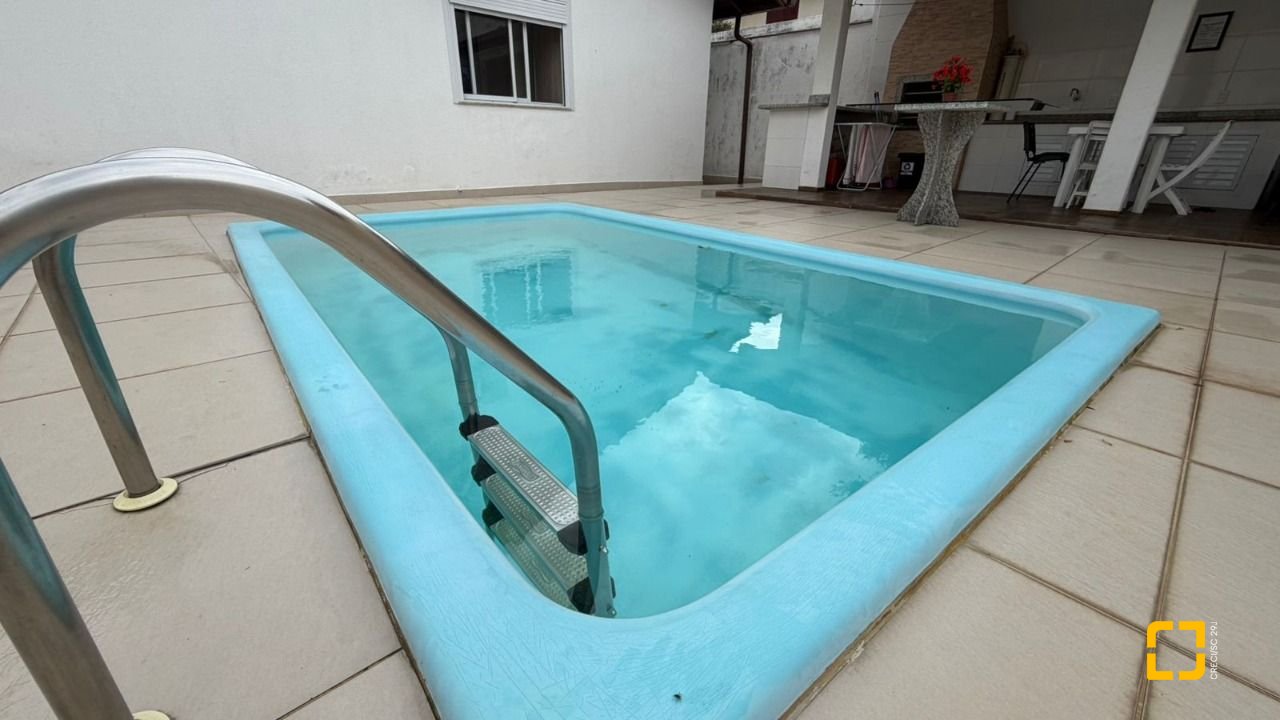 Casa com 193m², 4 quartos (sendo 2 suítes), 2 garagens, no bairro Santa Mônica em Florianópolis