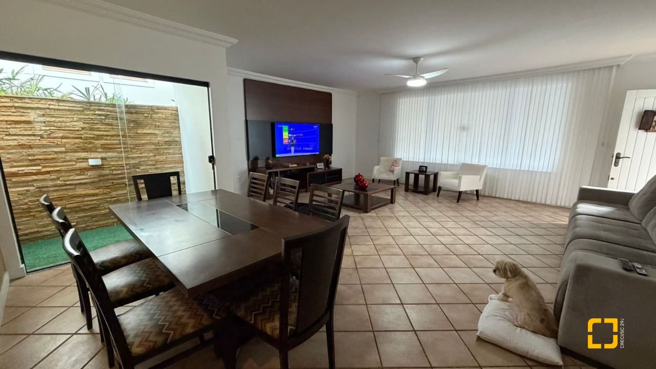 Casa com 193m², 4 quartos (sendo 2 suítes), 2 garagens, no bairro Santa Mônica em Florianópolis