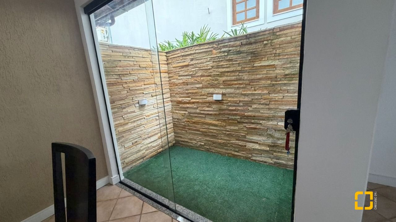 Casa com 193m², 4 quartos (sendo 2 suítes), 2 garagens, no bairro Santa Mônica em Florianópolis