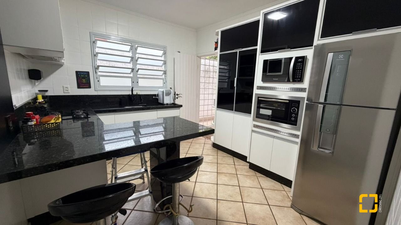 Casa com 193m², 4 quartos (sendo 2 suítes), 2 garagens, no bairro Santa Mônica em Florianópolis