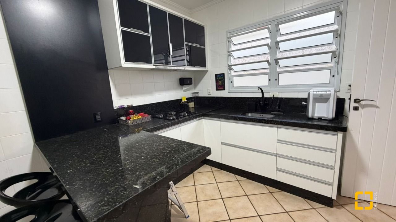 Casa com 193m², 4 quartos (sendo 2 suítes), 2 garagens, no bairro Santa Mônica em Florianópolis