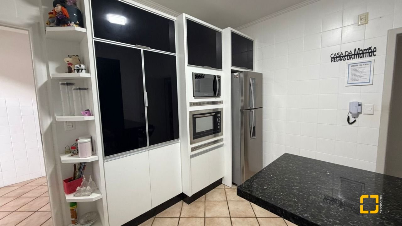 Casa com 193m², 4 quartos (sendo 2 suítes), 2 garagens, no bairro Santa Mônica em Florianópolis