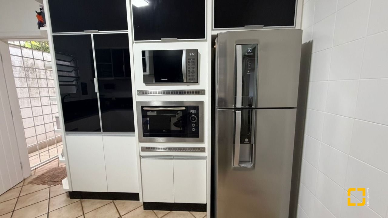 Casa com 193m², 4 quartos (sendo 2 suítes), 2 garagens, no bairro Santa Mônica em Florianópolis