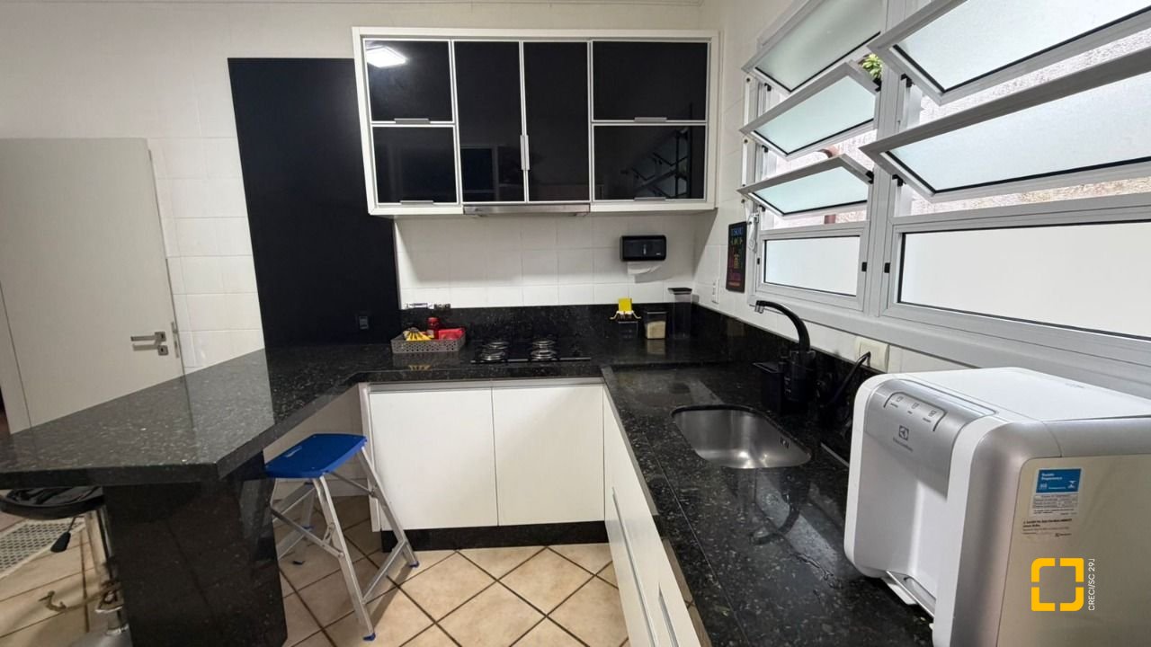Casa com 193m², 4 quartos (sendo 2 suítes), 2 garagens, no bairro Santa Mônica em Florianópolis