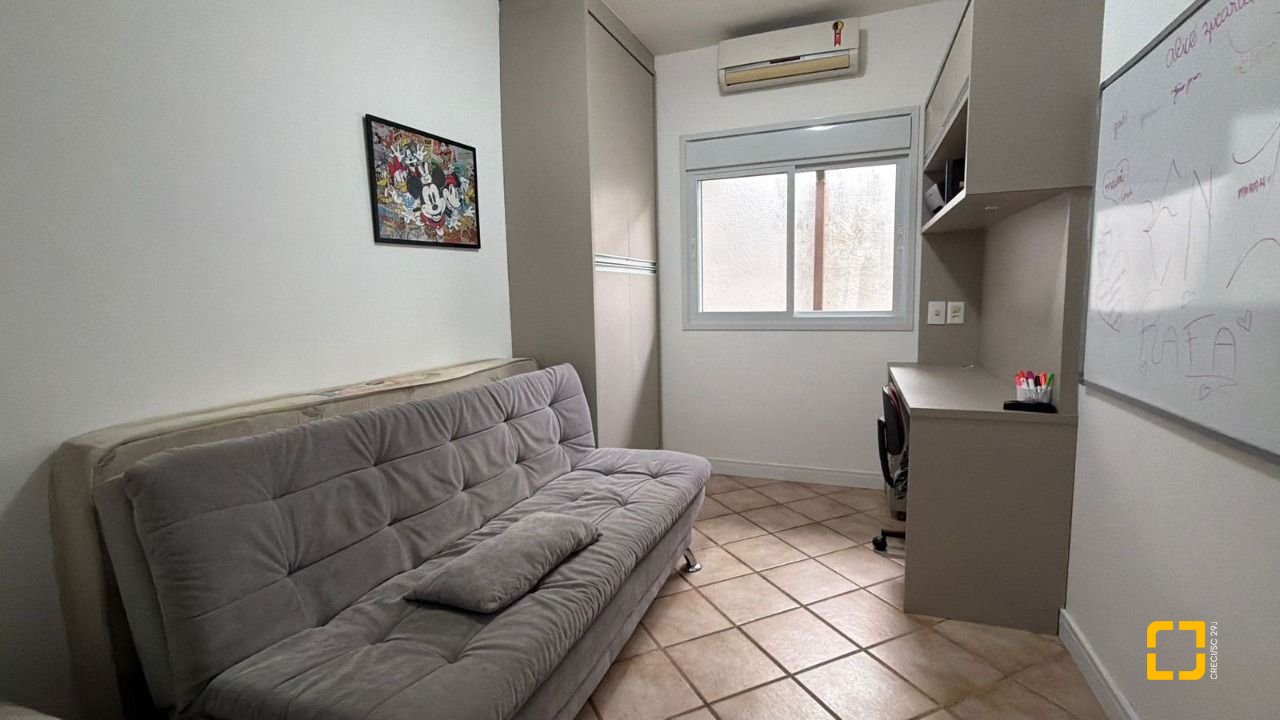 Casa com 193m², 4 quartos (sendo 2 suítes), 2 garagens, no bairro Santa Mônica em Florianópolis