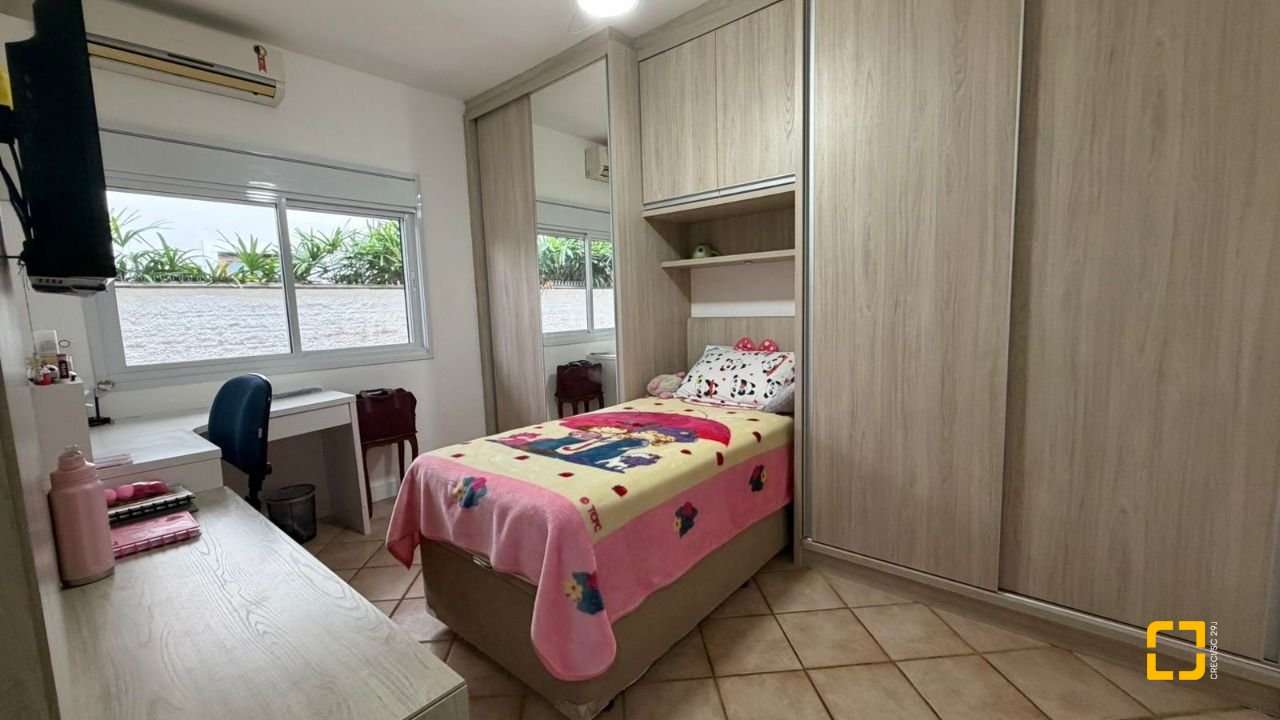 Casa com 193m², 4 quartos (sendo 2 suítes), 2 garagens, no bairro Santa Mônica em Florianópolis