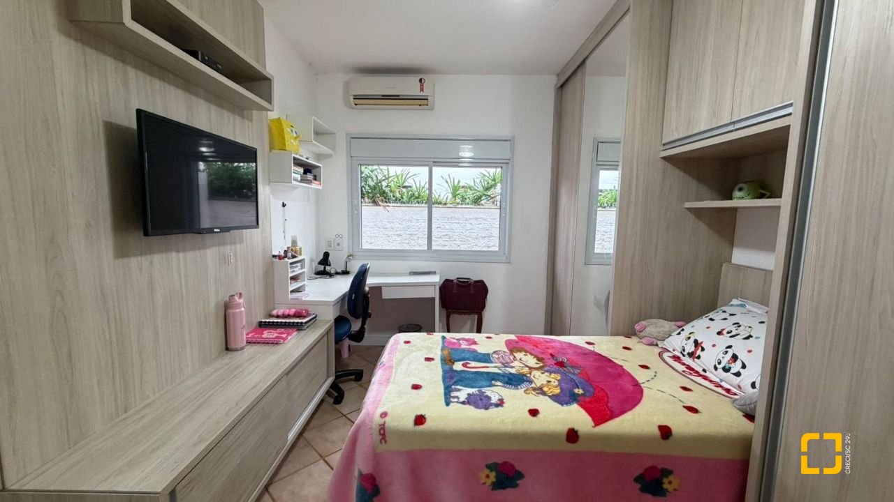 Casa com 193m², 4 quartos (sendo 2 suítes), 2 garagens, no bairro Santa Mônica em Florianópolis