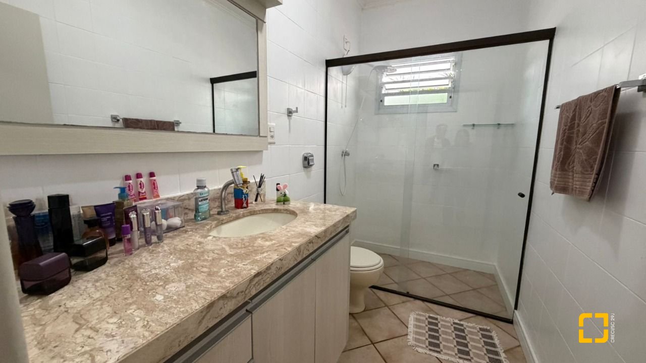 Casa com 193m², 4 quartos (sendo 2 suítes), 2 garagens, no bairro Santa Mônica em Florianópolis