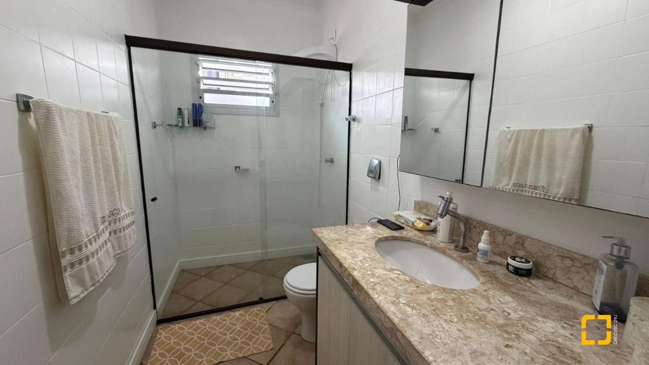 Casa com 193m², 4 quartos (sendo 2 suítes), 2 garagens, no bairro Santa Mônica em Florianópolis