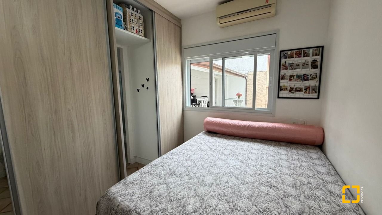Casa com 193m², 4 quartos (sendo 2 suítes), 2 garagens, no bairro Santa Mônica em Florianópolis