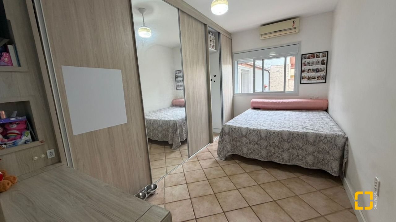 Casa com 193m², 4 quartos (sendo 2 suítes), 2 garagens, no bairro Santa Mônica em Florianópolis