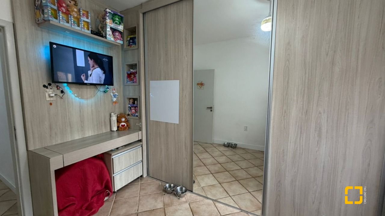 Casa com 193m², 4 quartos (sendo 2 suítes), 2 garagens, no bairro Santa Mônica em Florianópolis
