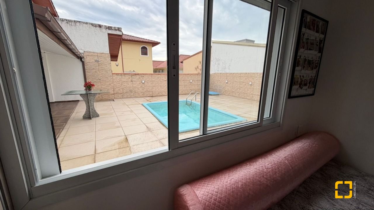 Casa com 193m², 4 quartos (sendo 2 suítes), 2 garagens, no bairro Santa Mônica em Florianópolis
