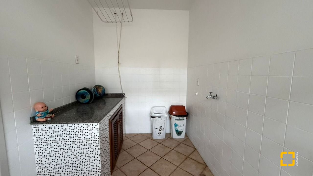 Casa com 193m², 4 quartos (sendo 2 suítes), 2 garagens, no bairro Santa Mônica em Florianópolis