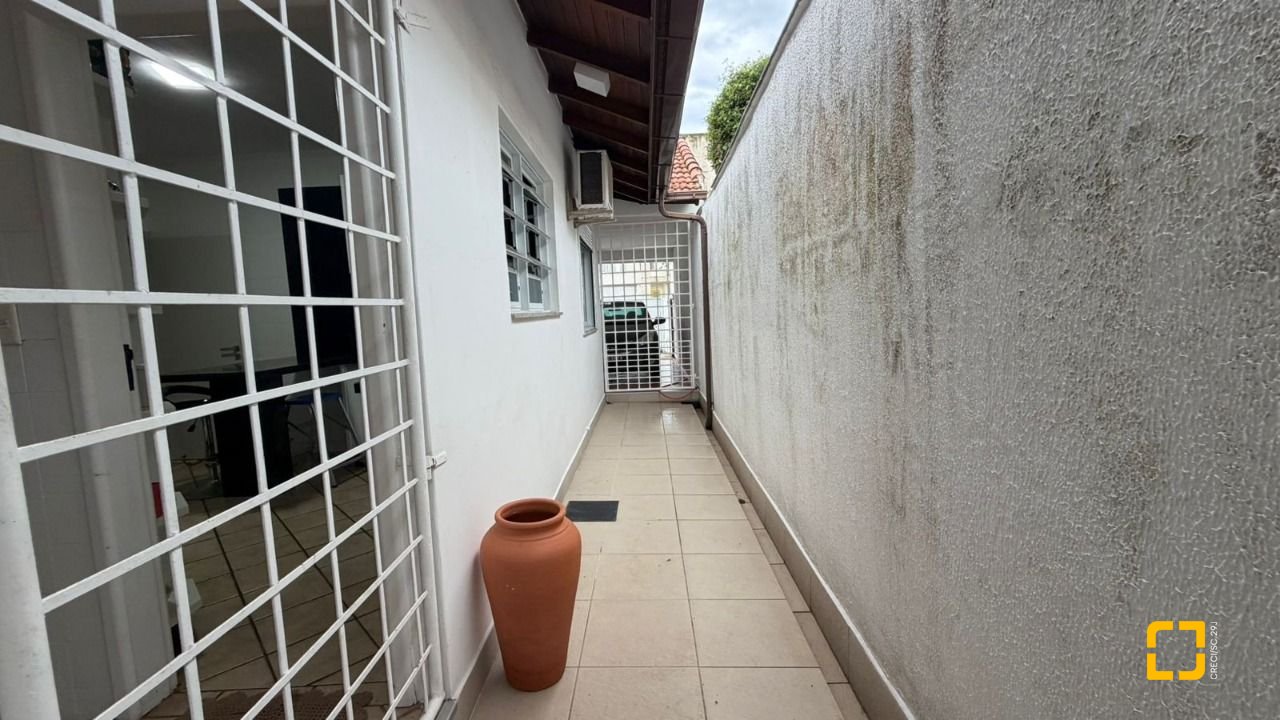 Casa com 193m², 4 quartos (sendo 2 suítes), 2 garagens, no bairro Santa Mônica em Florianópolis
