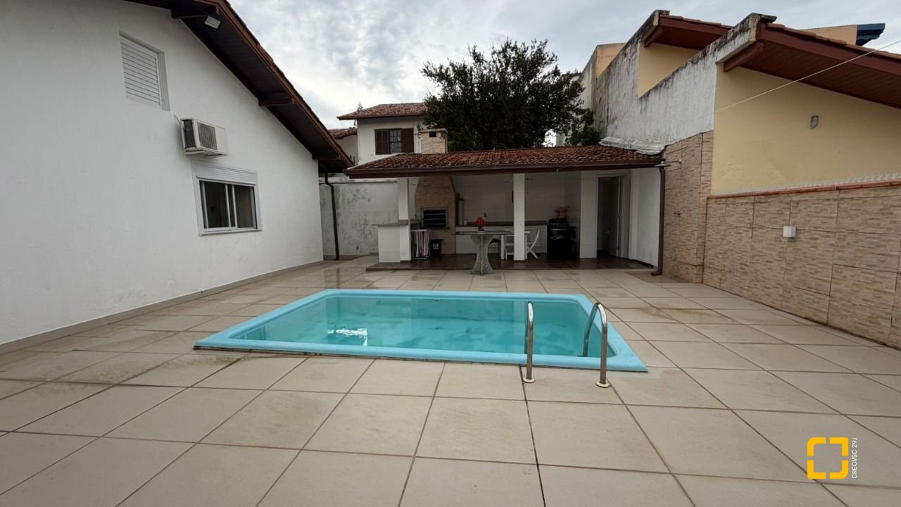 Casa com 193m², 4 quartos (sendo 2 suítes), 2 garagens, no bairro Santa Mônica em Florianópolis