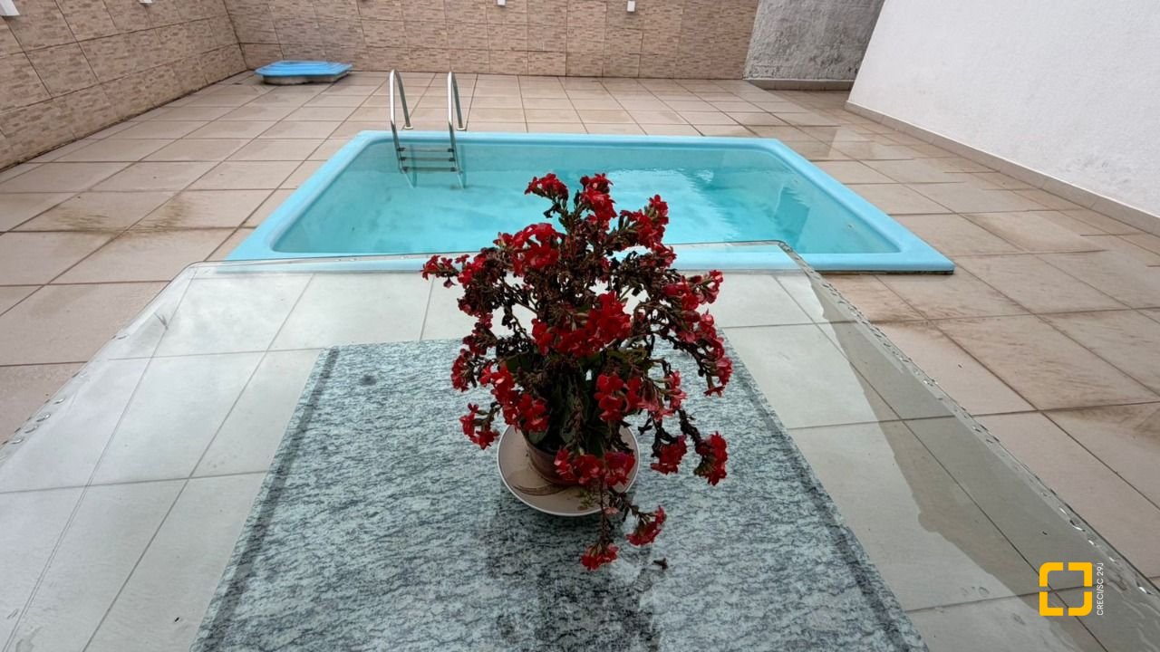 Casa com 193m², 4 quartos (sendo 2 suítes), 2 garagens, no bairro Santa Mônica em Florianópolis