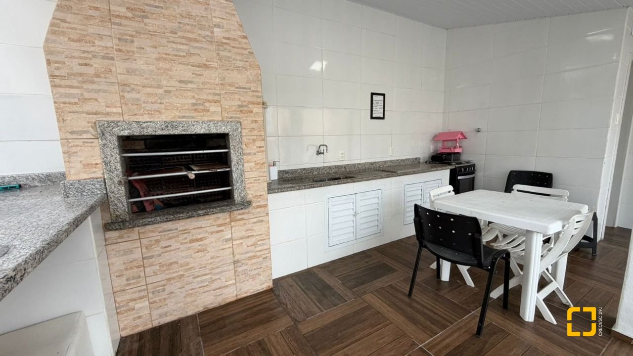 Casa com 193m², 4 quartos (sendo 2 suítes), 2 garagens, no bairro Santa Mônica em Florianópolis