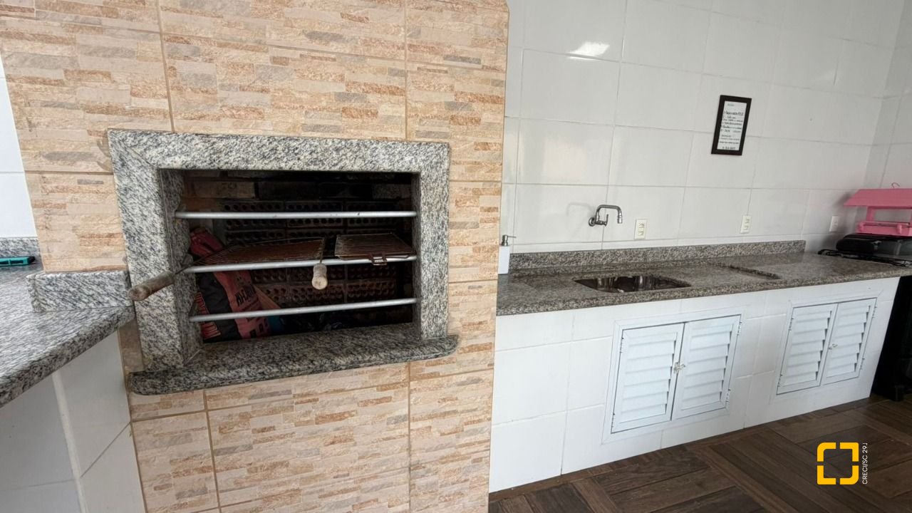 Casa com 193m², 4 quartos (sendo 2 suítes), 2 garagens, no bairro Santa Mônica em Florianópolis