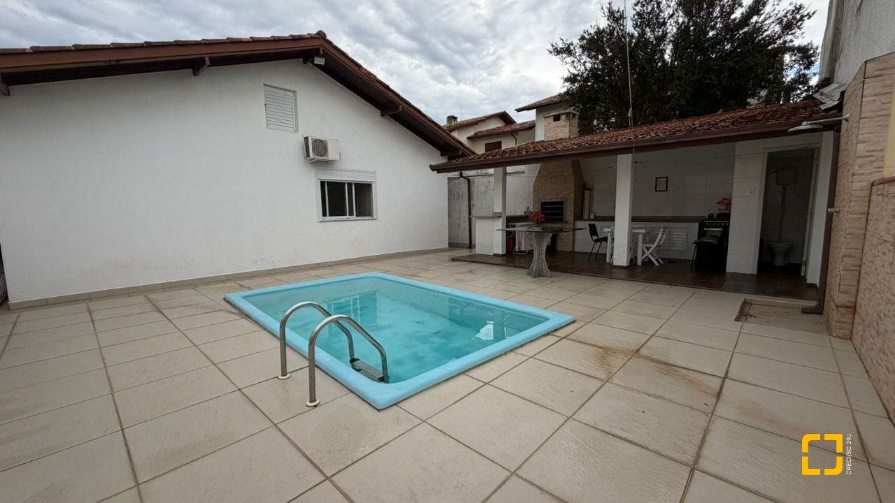 Casa com 193m², 4 quartos (sendo 2 suítes), 2 garagens, no bairro Santa Mônica em Florianópolis