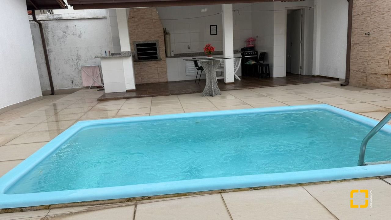 Casa com 193m², 4 quartos (sendo 2 suítes), 2 garagens, no bairro Santa Mônica em Florianópolis