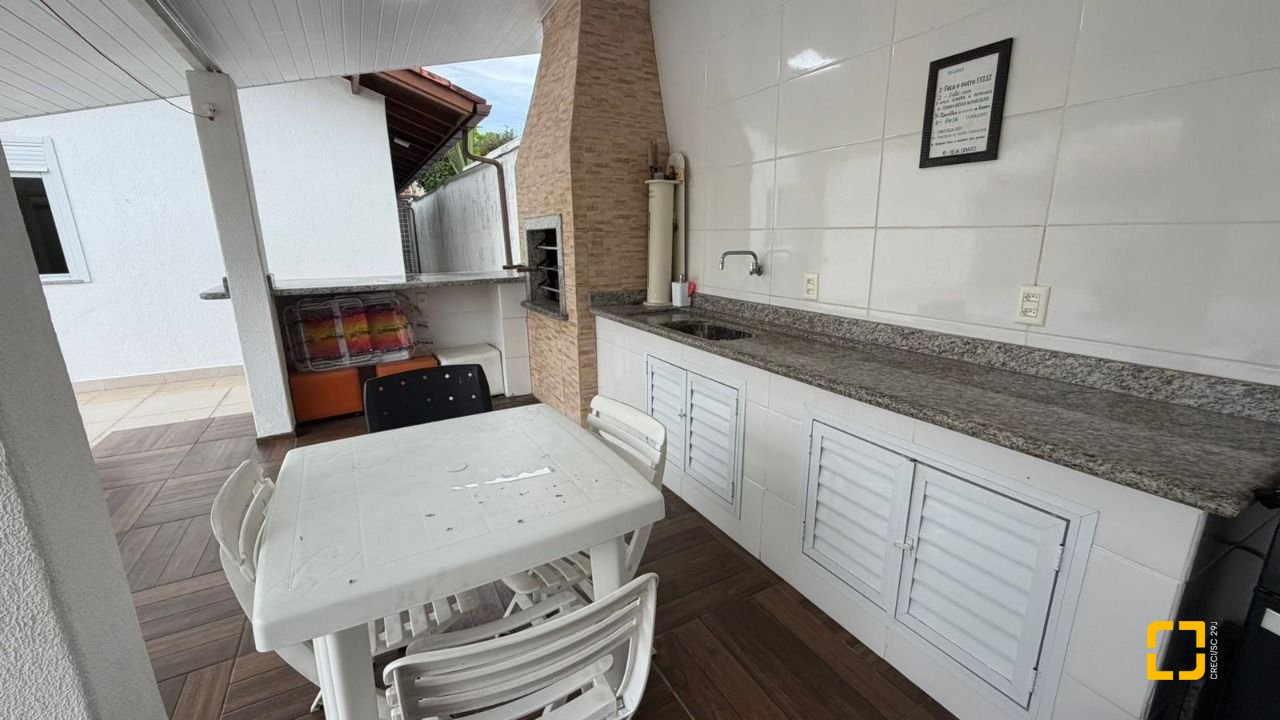 Casa com 193m², 4 quartos (sendo 2 suítes), 2 garagens, no bairro Santa Mônica em Florianópolis