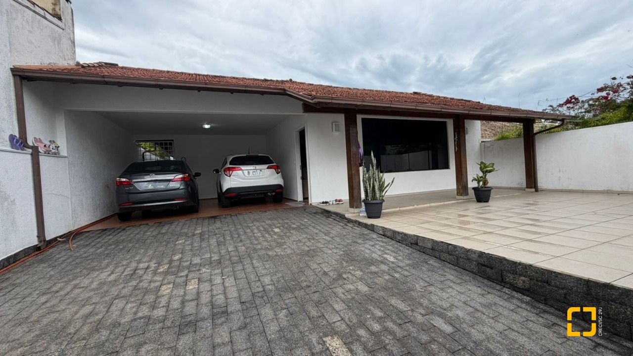 Casa com 193m², 4 quartos (sendo 2 suítes), 2 garagens, no bairro Santa Mônica em Florianópolis