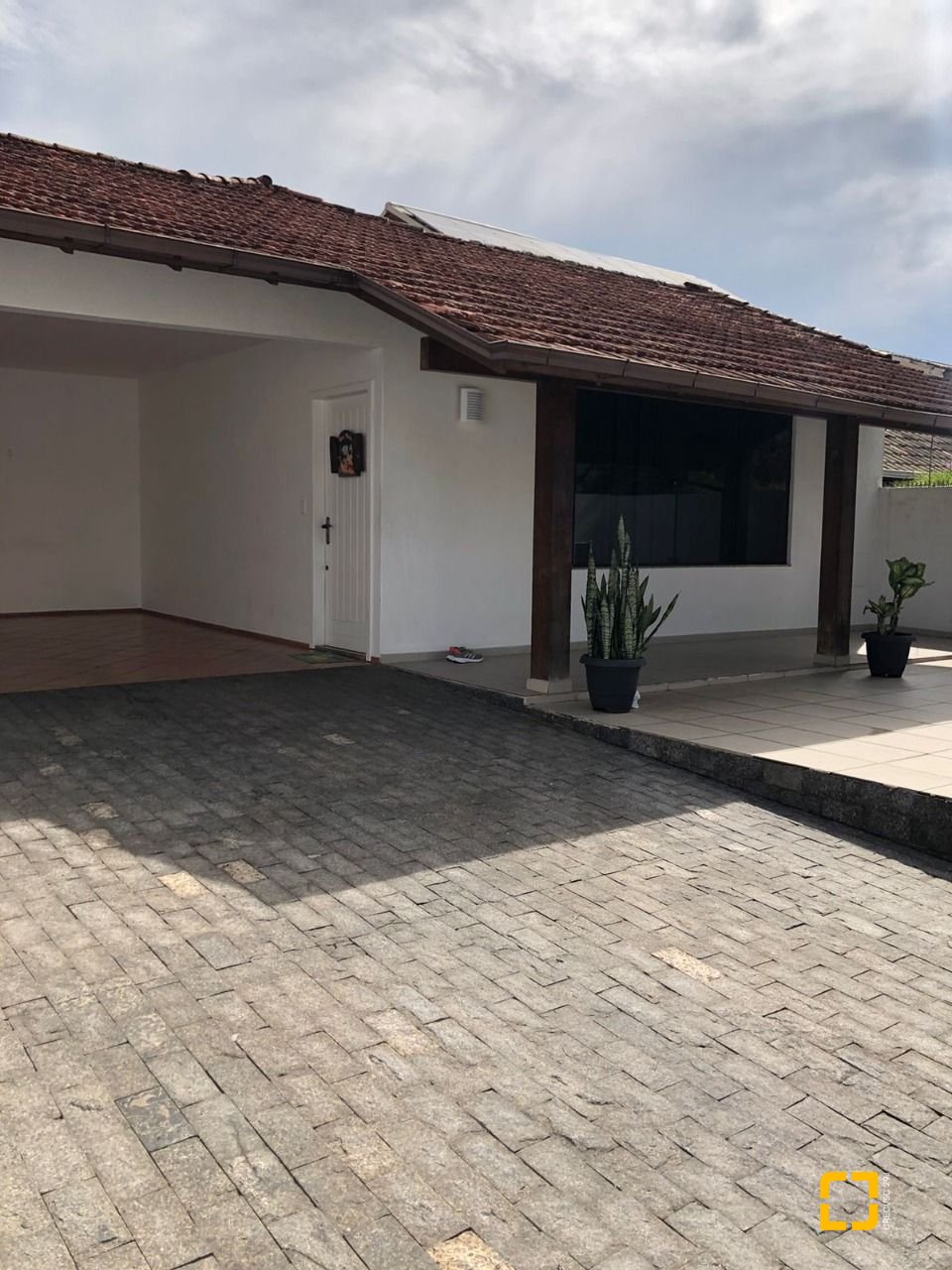 Casa com 193m², 4 quartos (sendo 2 suítes), 2 garagens, no bairro Santa Mônica em Florianópolis