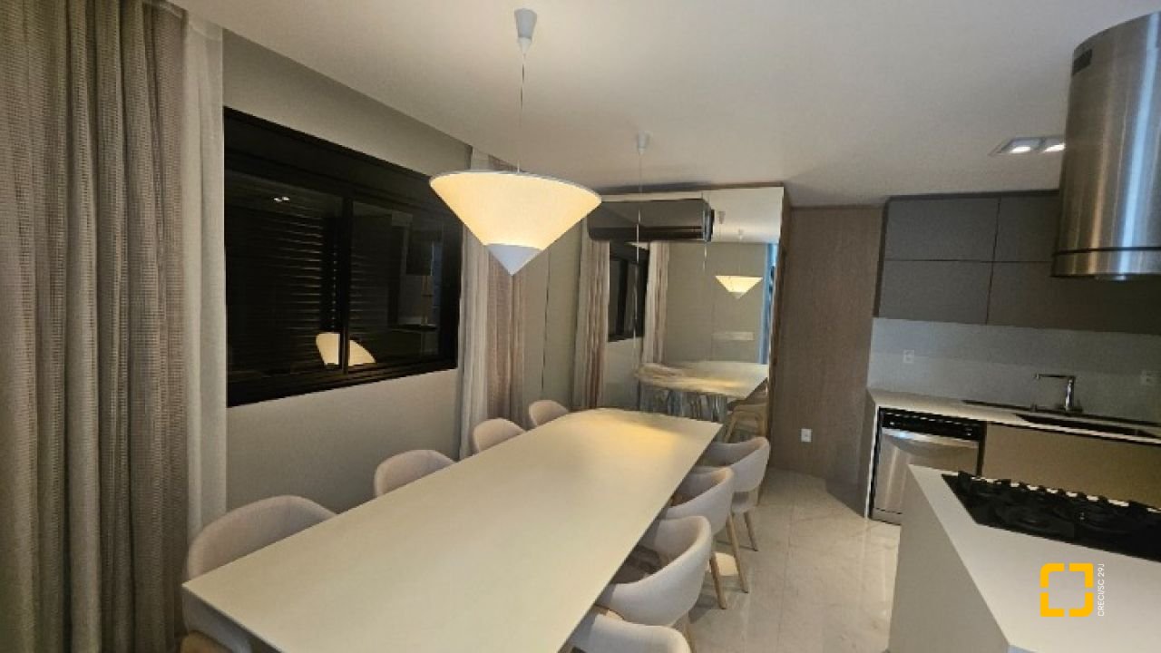 Apartamento com 180m², 7 quartos (sendo 3 suítes), 4 garagens, no bairro Centro em Florianópolis