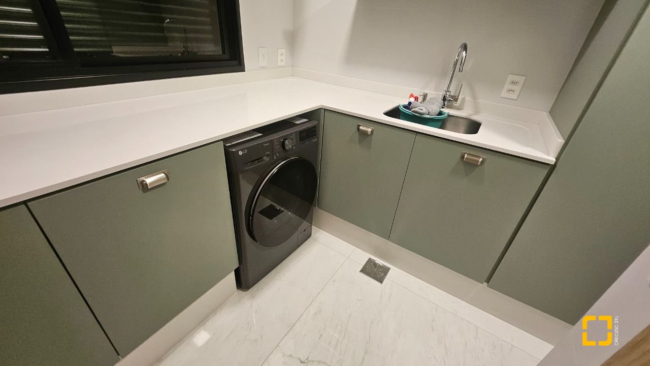 Apartamento com 180m², 7 quartos (sendo 3 suítes), 4 garagens, no bairro Centro em Florianópolis