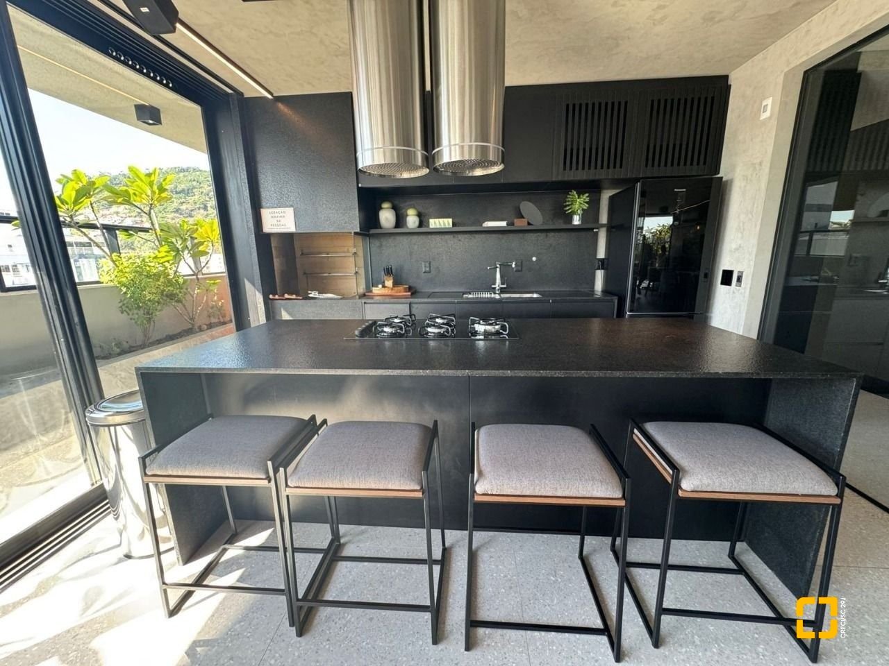 Apartamento com 180m², 7 quartos (sendo 3 suítes), 4 garagens, no bairro Centro em Florianópolis