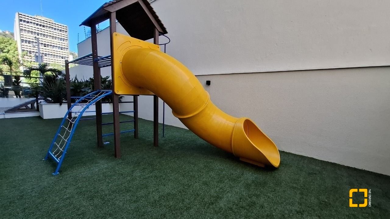 Apartamento com 180m², 7 quartos (sendo 3 suítes), 4 garagens, no bairro Centro em Florianópolis