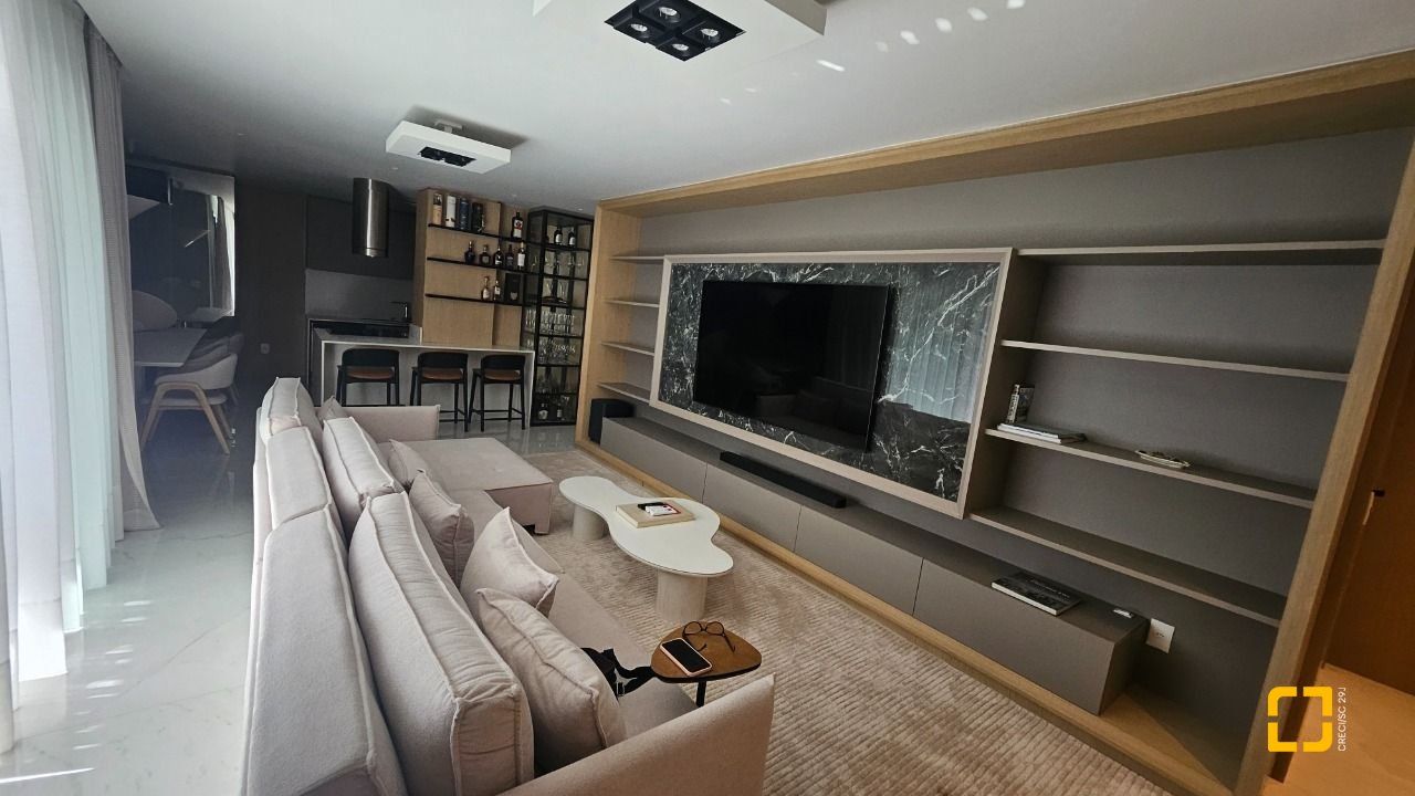 Apartamento com 180m², 7 quartos (sendo 3 suítes), 4 garagens, no bairro Centro em Florianópolis