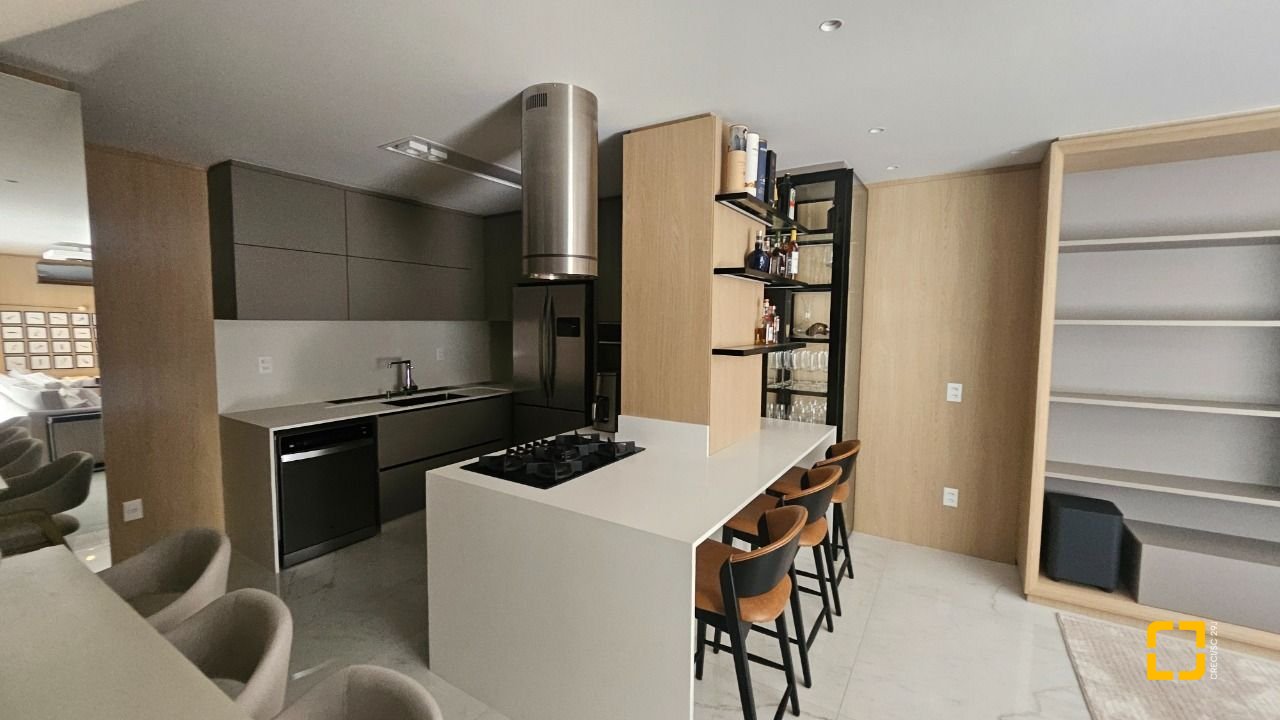 Apartamento com 180m², 7 quartos (sendo 3 suítes), 4 garagens, no bairro Centro em Florianópolis