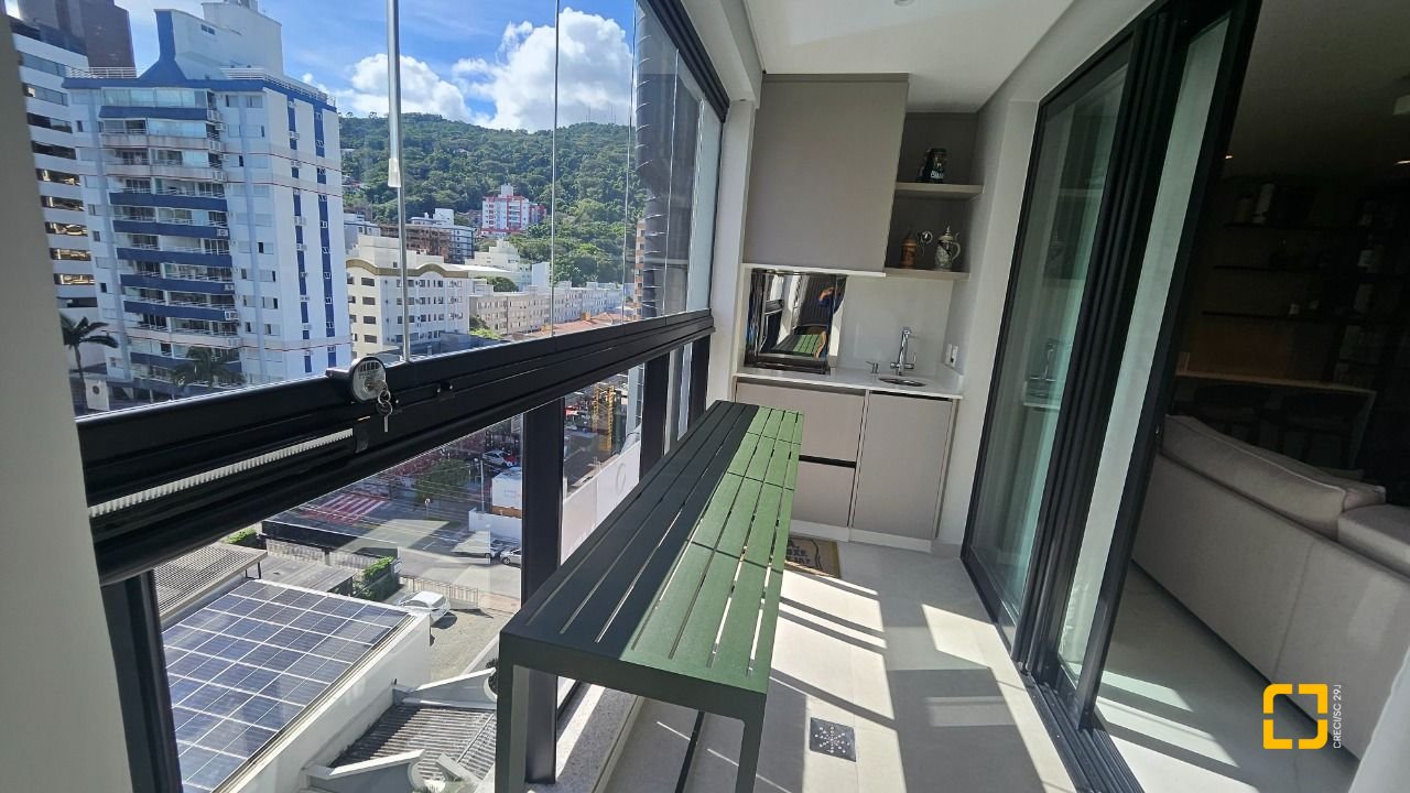 Apartamento com 180m², 7 quartos (sendo 3 suítes), 4 garagens, no bairro Centro em Florianópolis