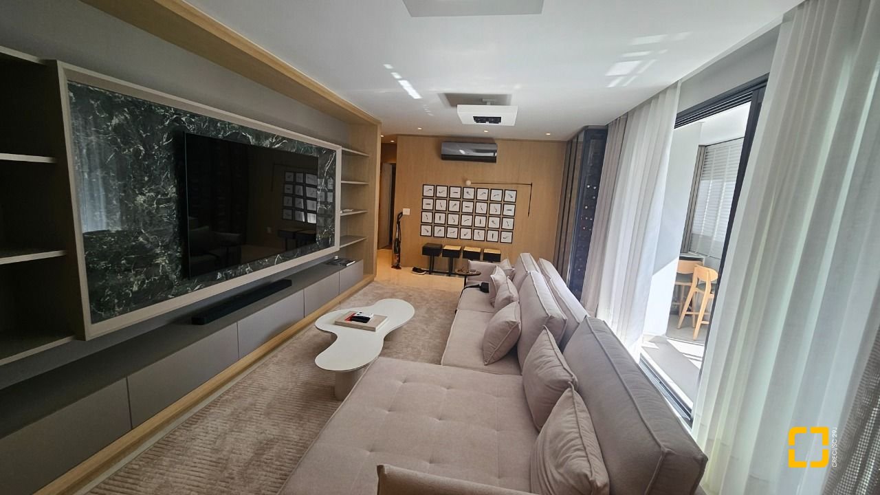 Apartamento com 180m², 7 quartos (sendo 3 suítes), 4 garagens, no bairro Centro em Florianópolis